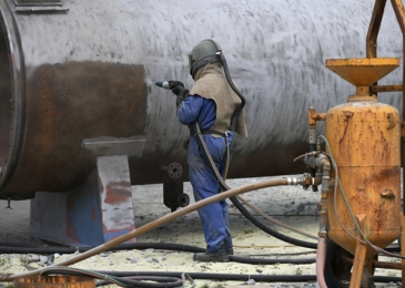 Operador con equipo de protección e inducción